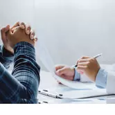 доктор разговаривает с пациентом о снятии ломки 